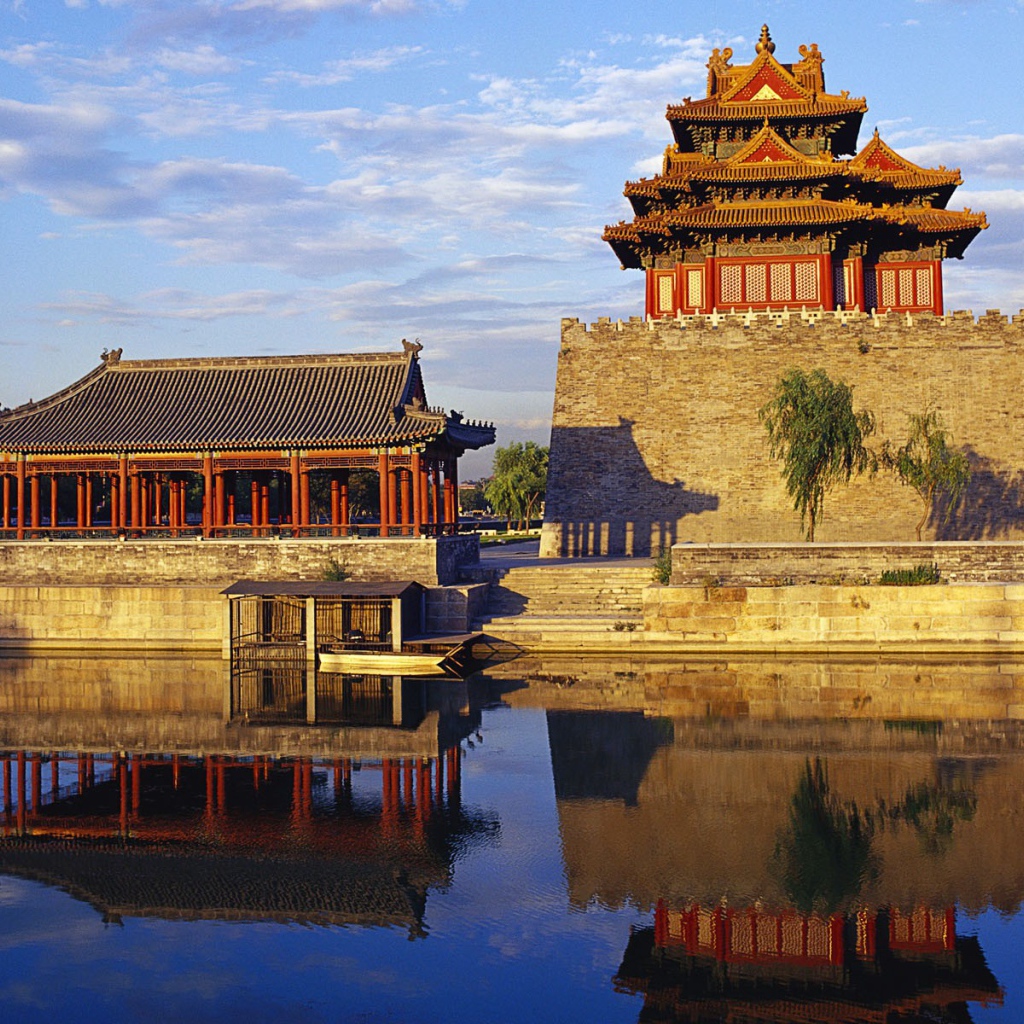 Храм среди воды в Китае