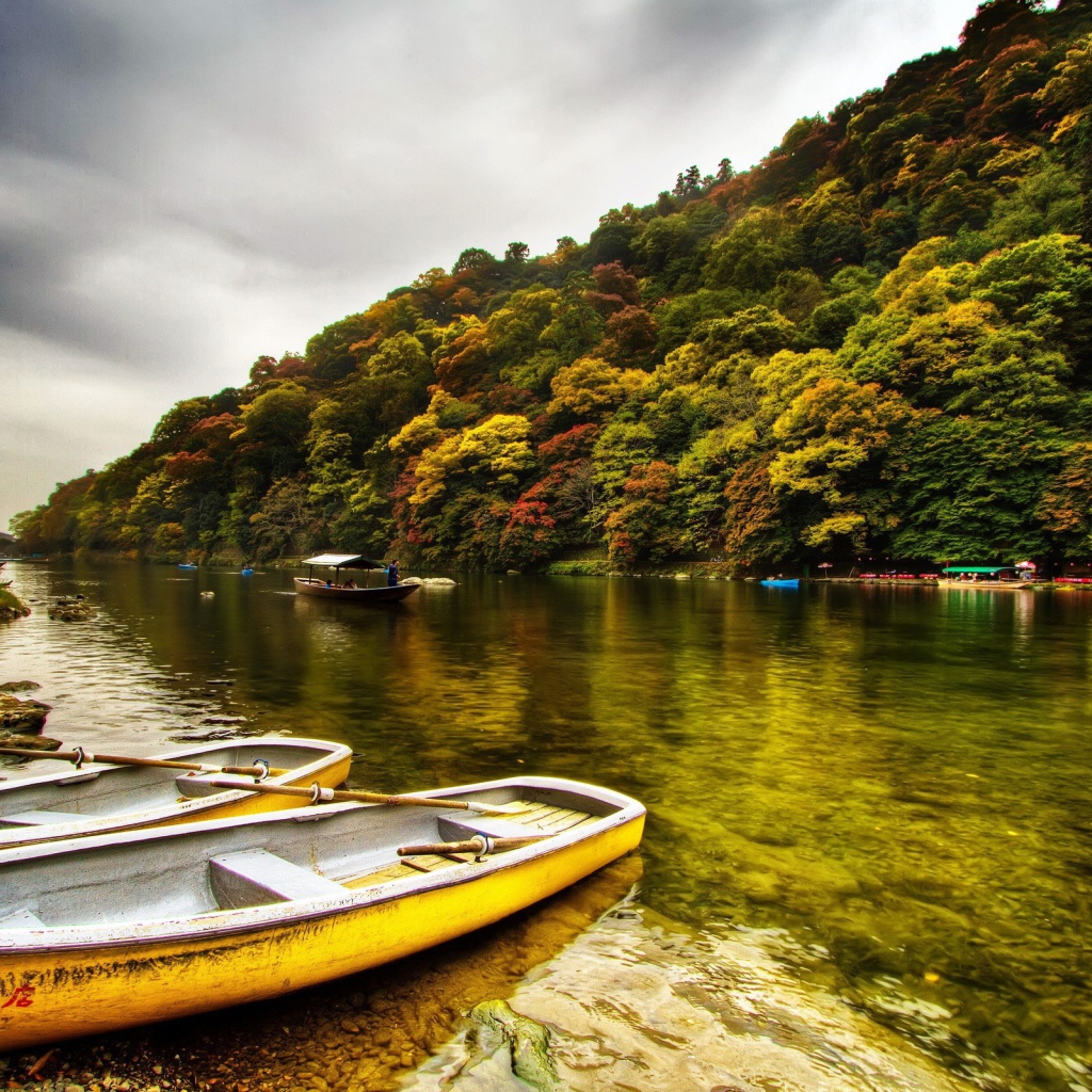 Желтые лодки у берега реки в Китае