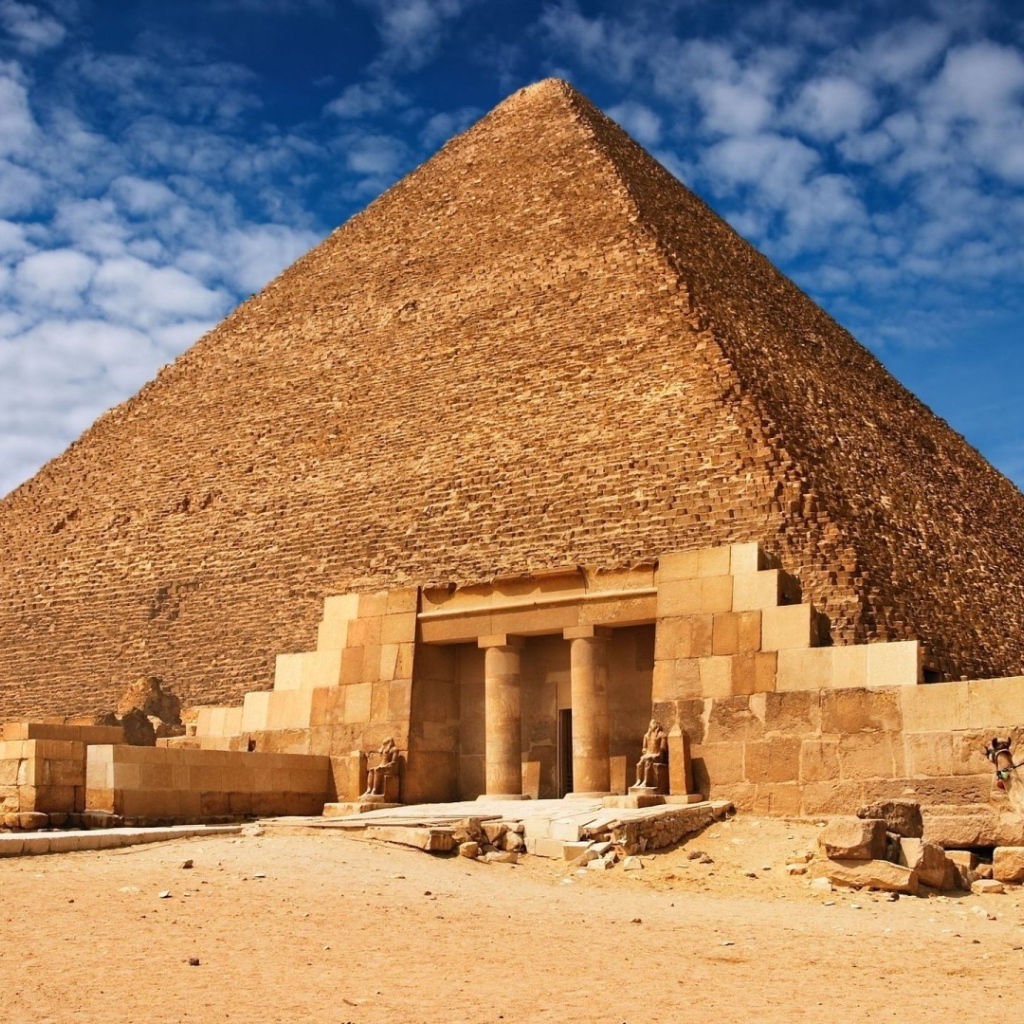 Вход в пирамиду в Египте
