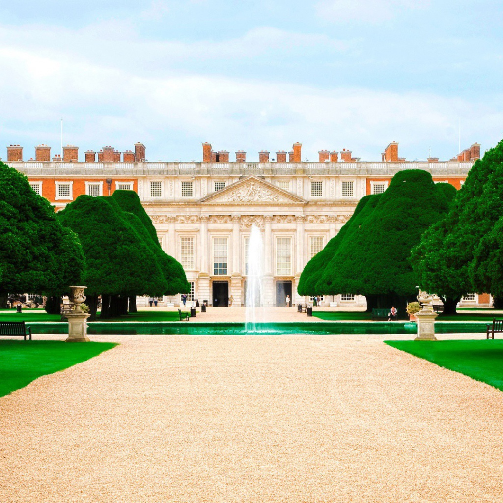 Великолепный замок Хамптон в Англии