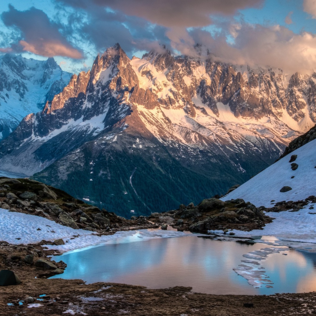 Озеро талой воды в горах, Шамони Франция