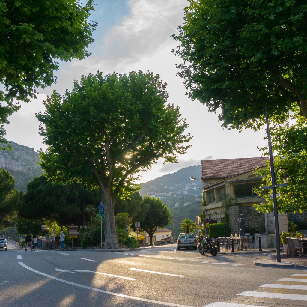 Солнечный день в городе Эз, Франция