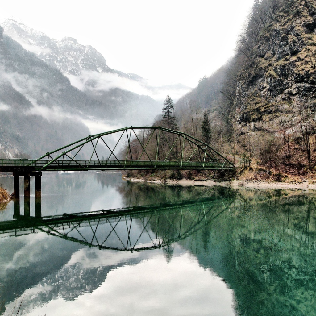 Мост на реке среди гор, Франция