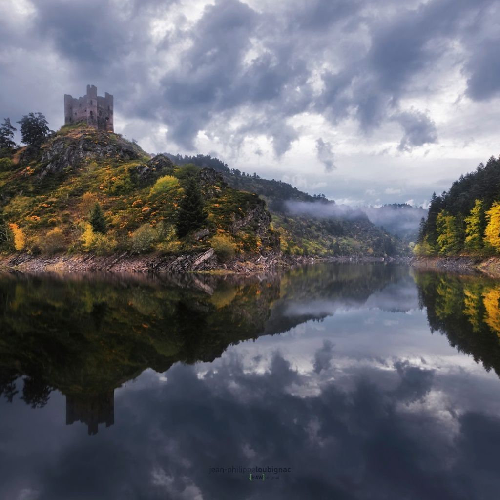 Сторожевая башня на холме над рекой, Франция