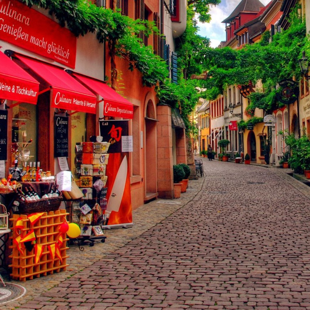 Улица с магазинами в городе в Германии