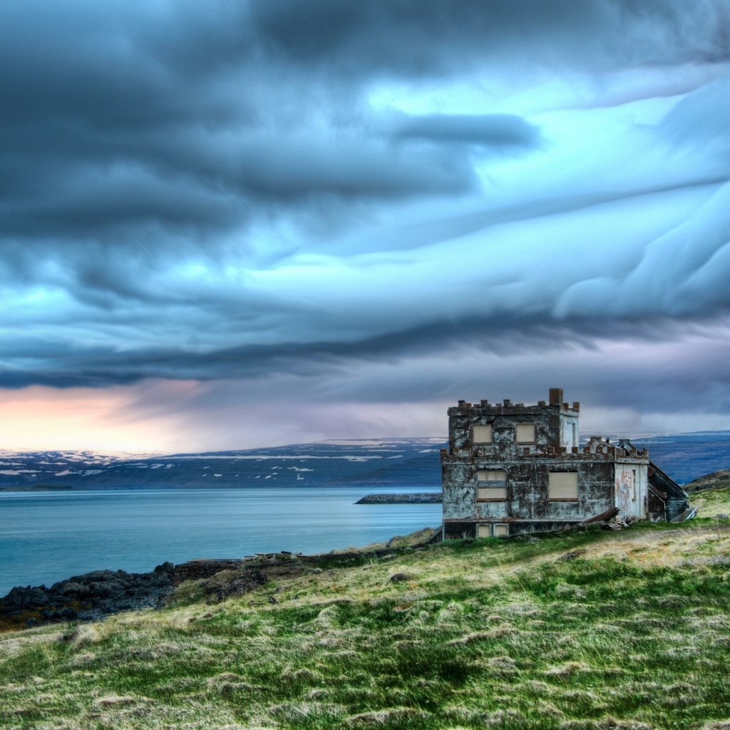 Небольшое строение на берегу озера в Исландии