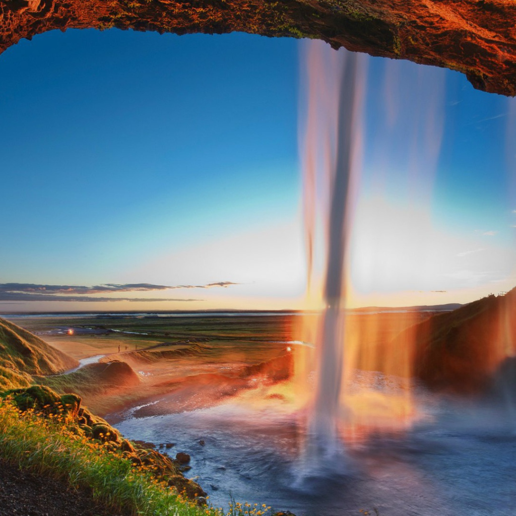 Красивый водопад в Исландии