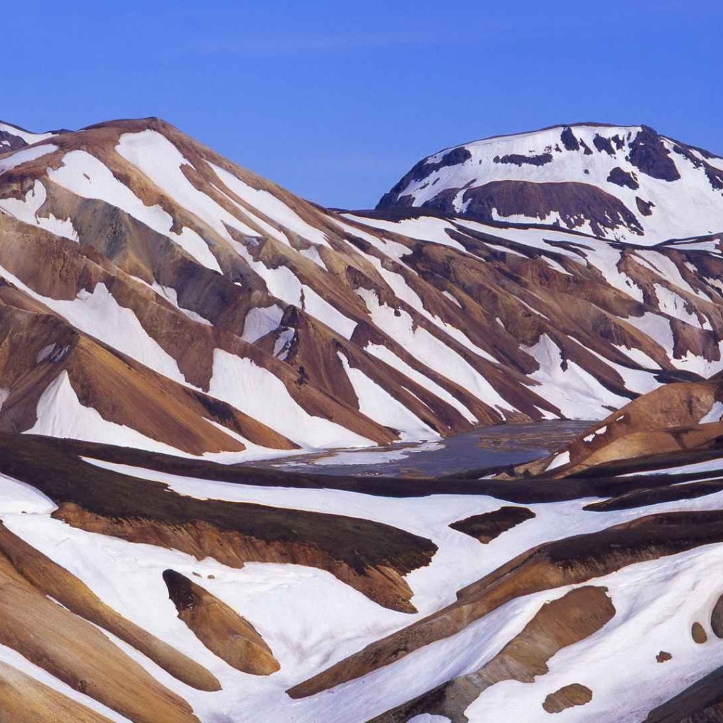 Коричневые горы в снегу в Исландии