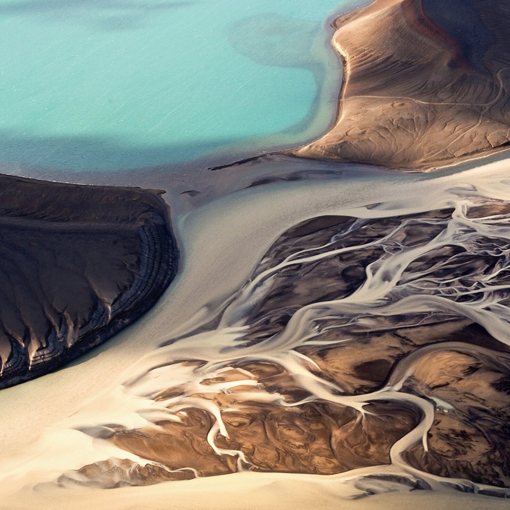 Суровый пейзаж в Исландии