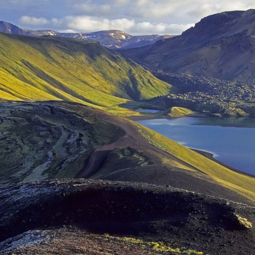 Горная неприветливая местность в Исландии
