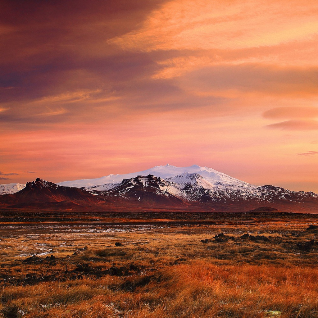 Равнины и горы в Исландии на закате солнца