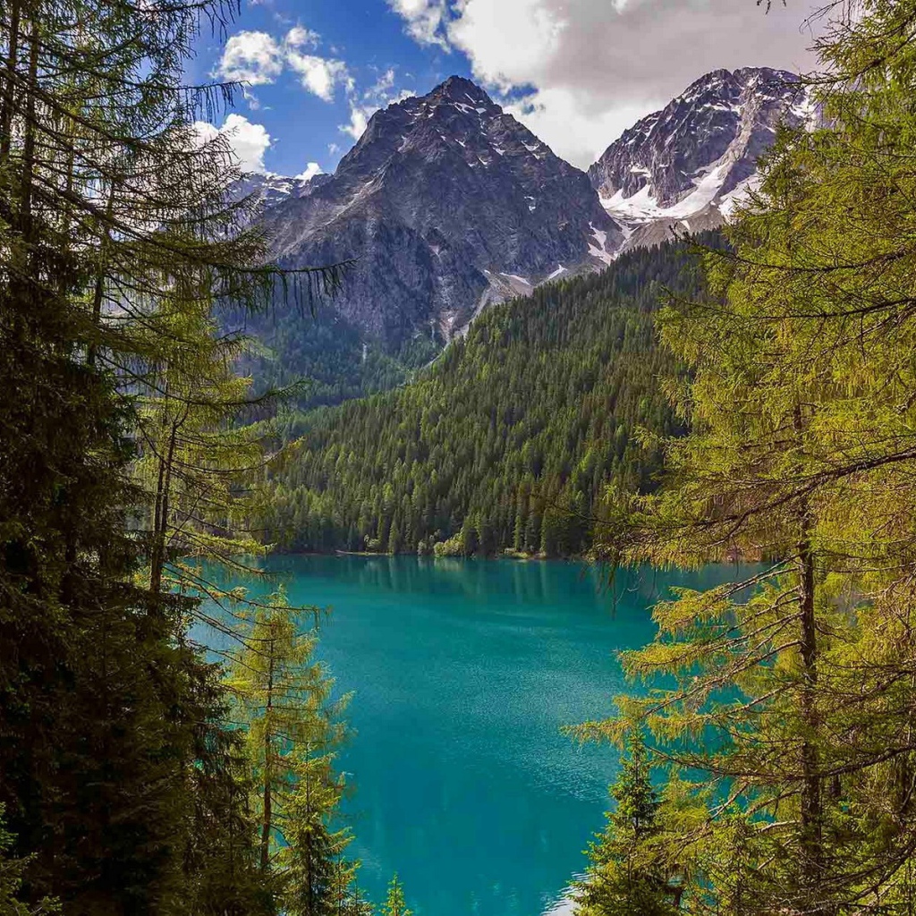 Лазурное озеро в итальянских Альпах