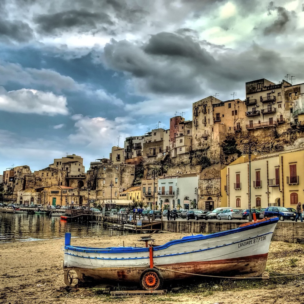 Лодка на берегу в Италии, HDR фото