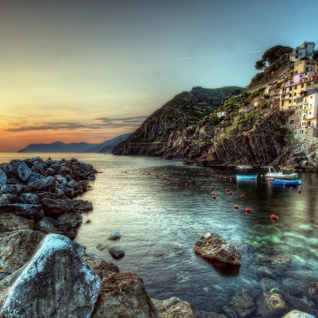 Берег моря на закате, курорт Чинкве-Терре в Италии