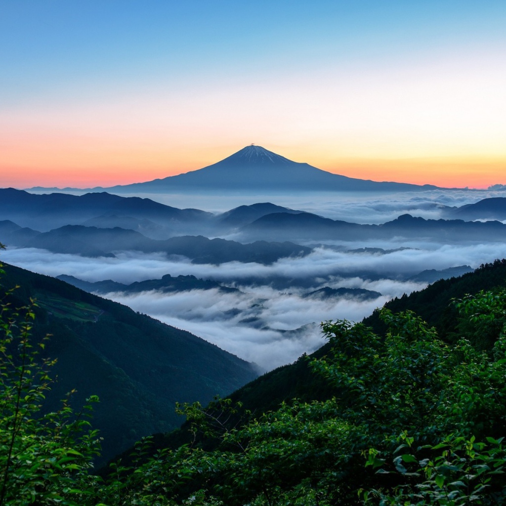 Гора Фудзи в тумане, Япония