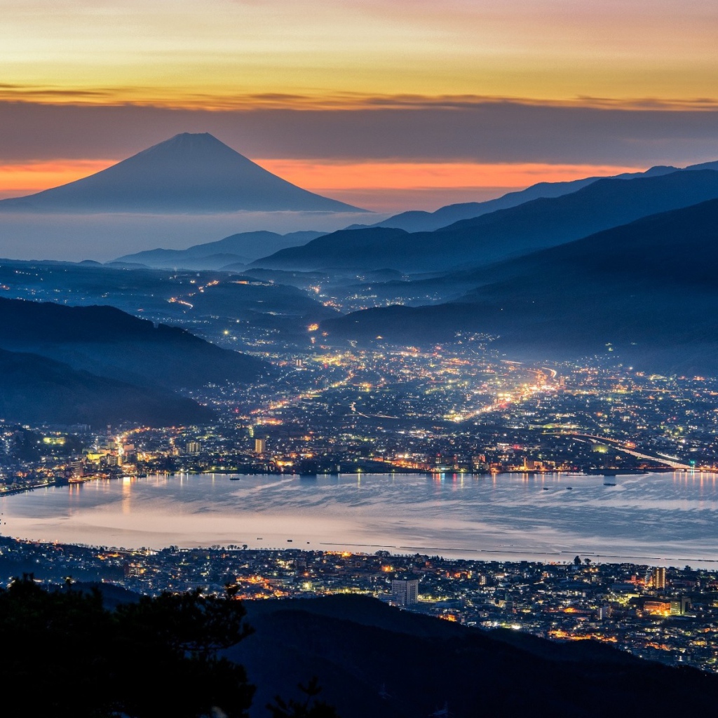Ночной город на фоне горы Фудзи, Япония