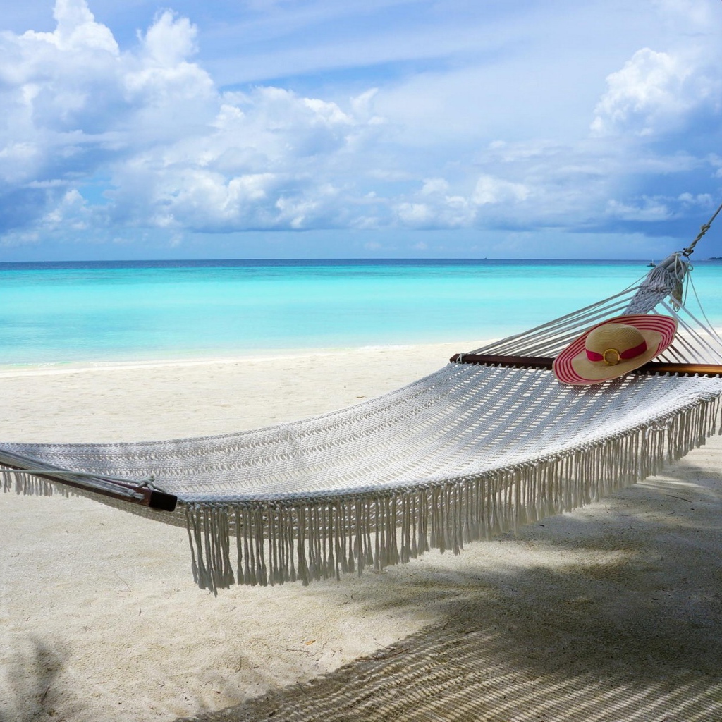 Белый гамак на пляже, Мальдивы