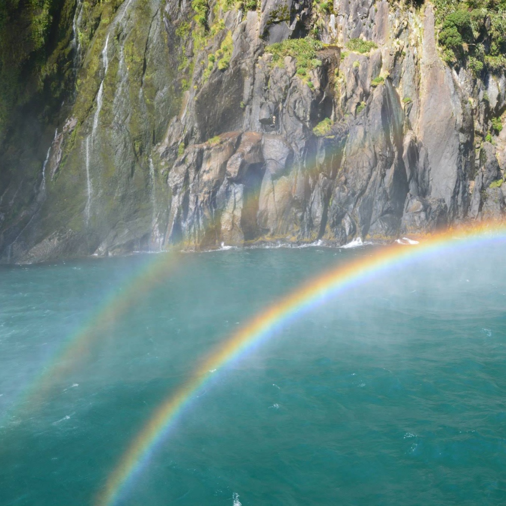 Радуга в Милфорд-Саунд, Новая Зеландия