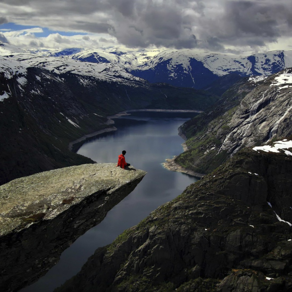 Скала над фьордом в Норвегии