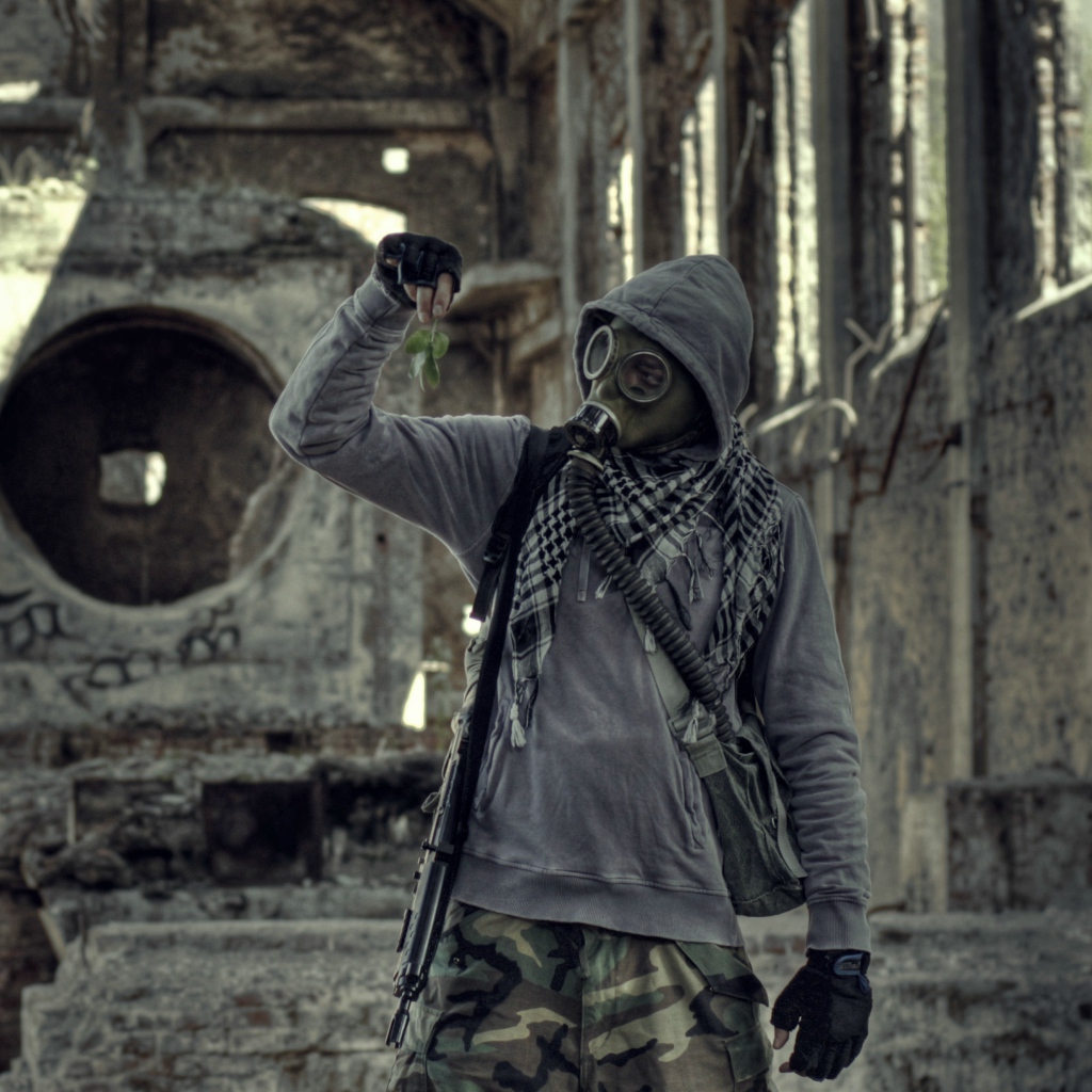 Сталкер в заброшенном здании в Польше