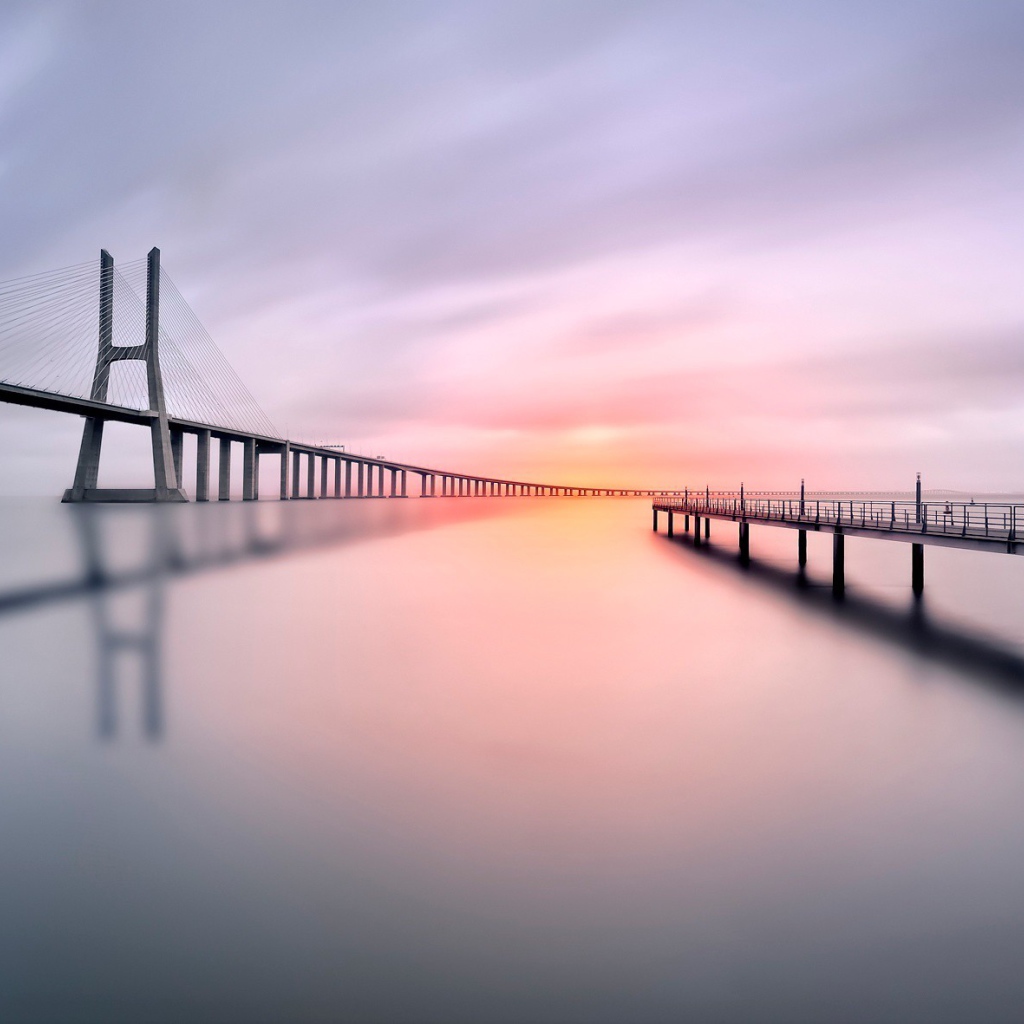 Мост через залив в Португалии