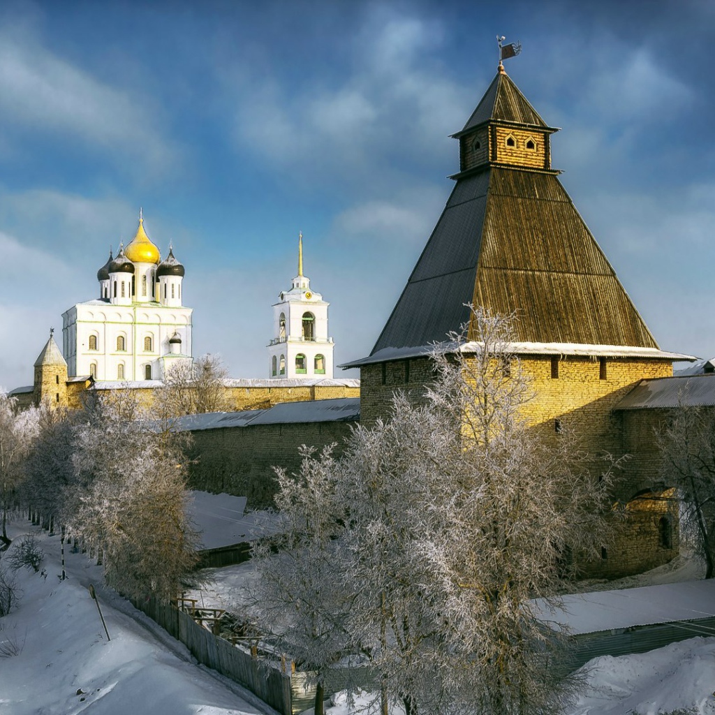 Зимний псковский кремль