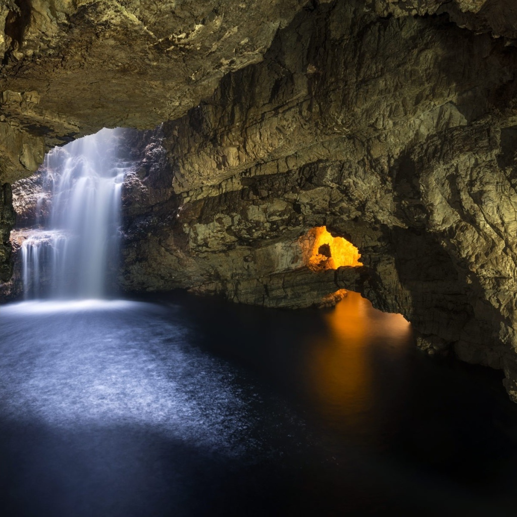 Водопад в каменной пещере в Шотландии