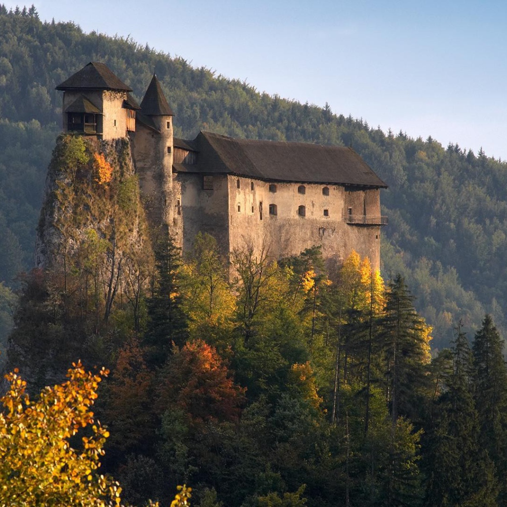 Замок на холме в Словакии