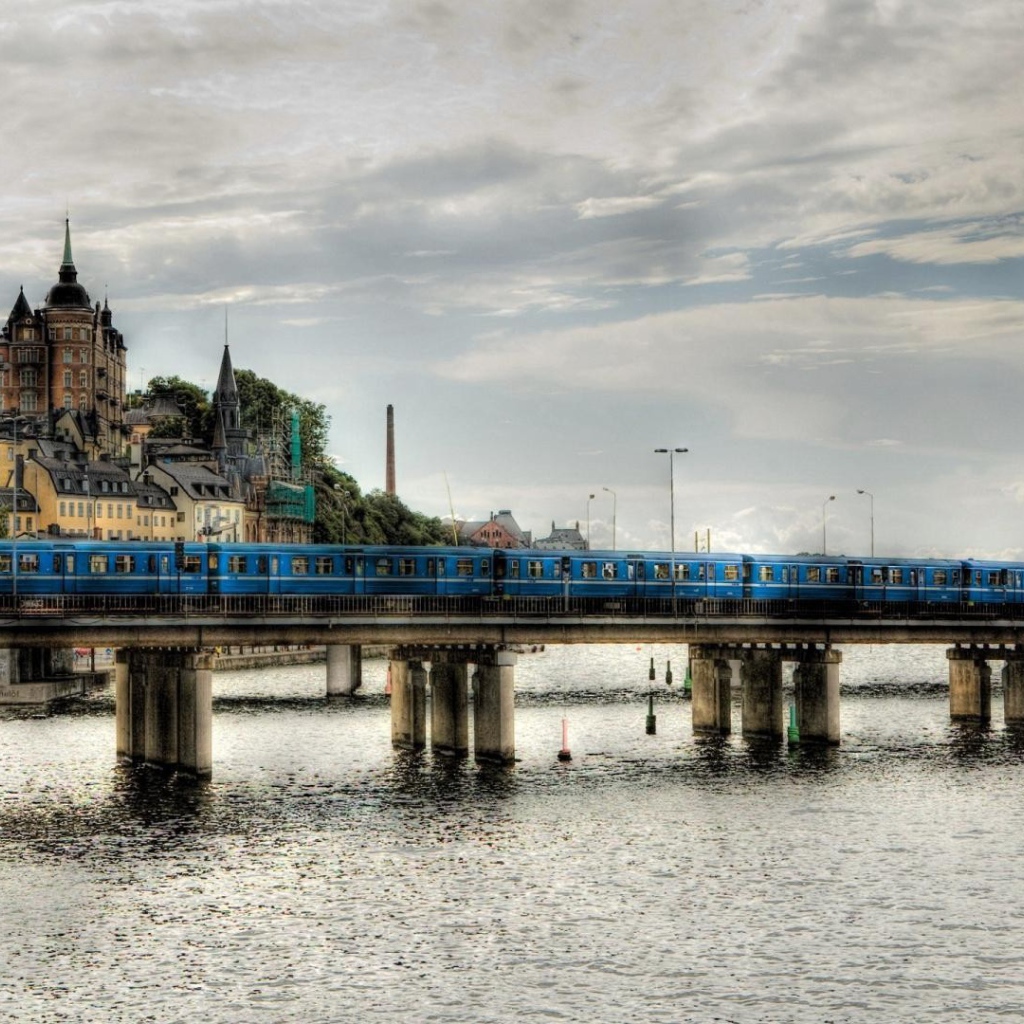 Поезд на мосту, Швеция