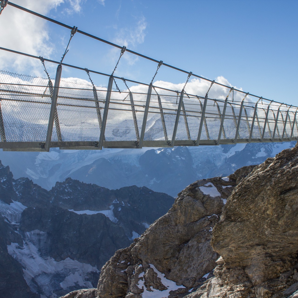 Подвесной мост в горах, Швейцария