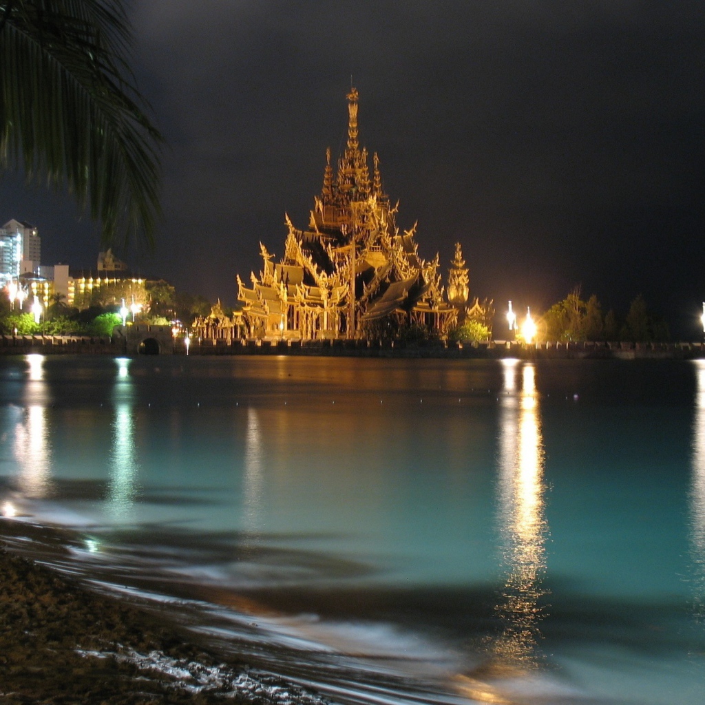 Буддийский храм позади воды