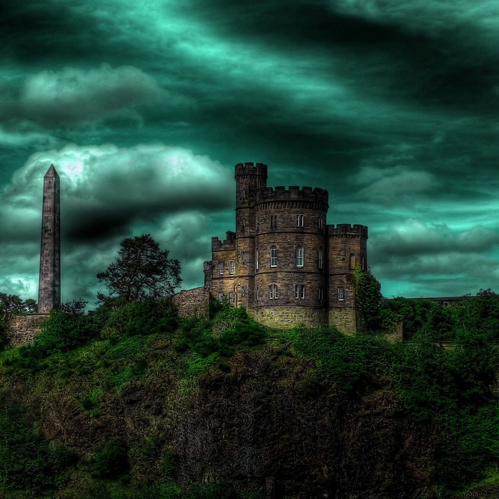 Замок на холме под зеленым небом