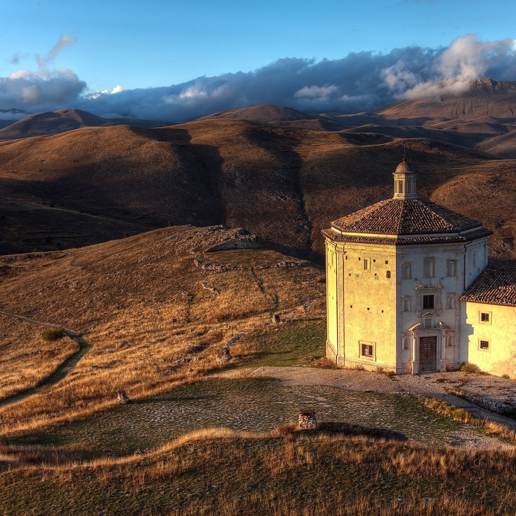 Церковь среди гор в Грузии
