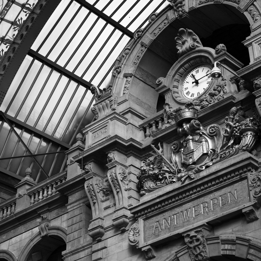 Часы на вокзале в Бельгии