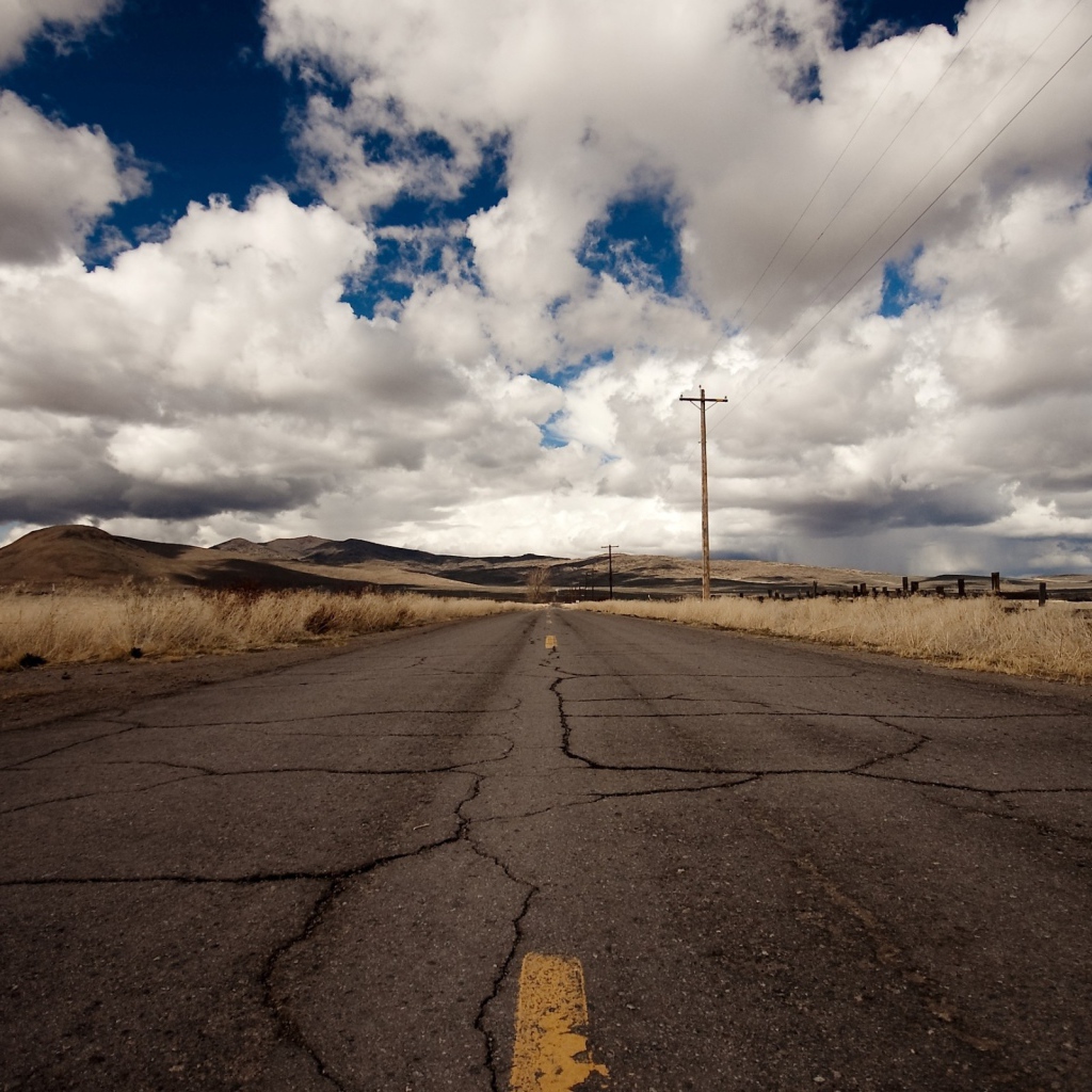 Трещины на асфальте в пустыне