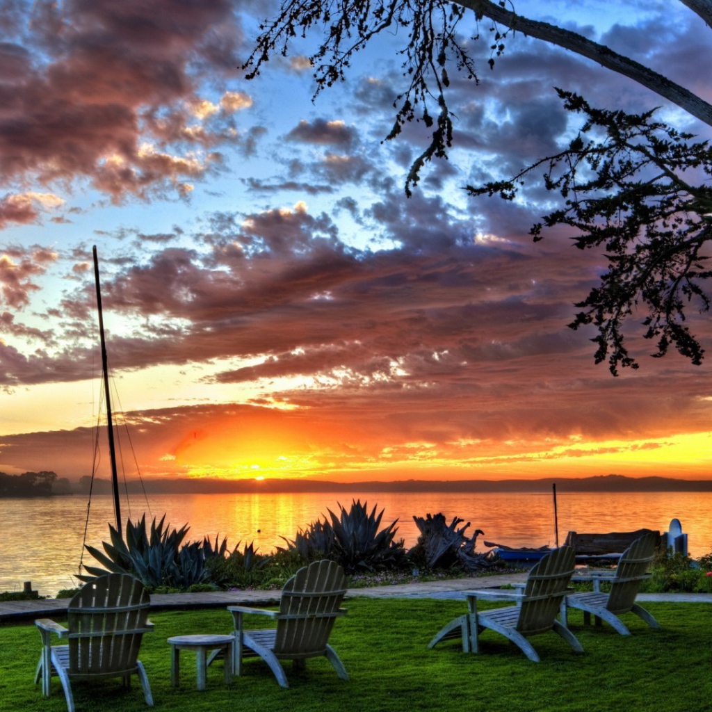 Шезлонги на берегу озера на закате, фото HDR