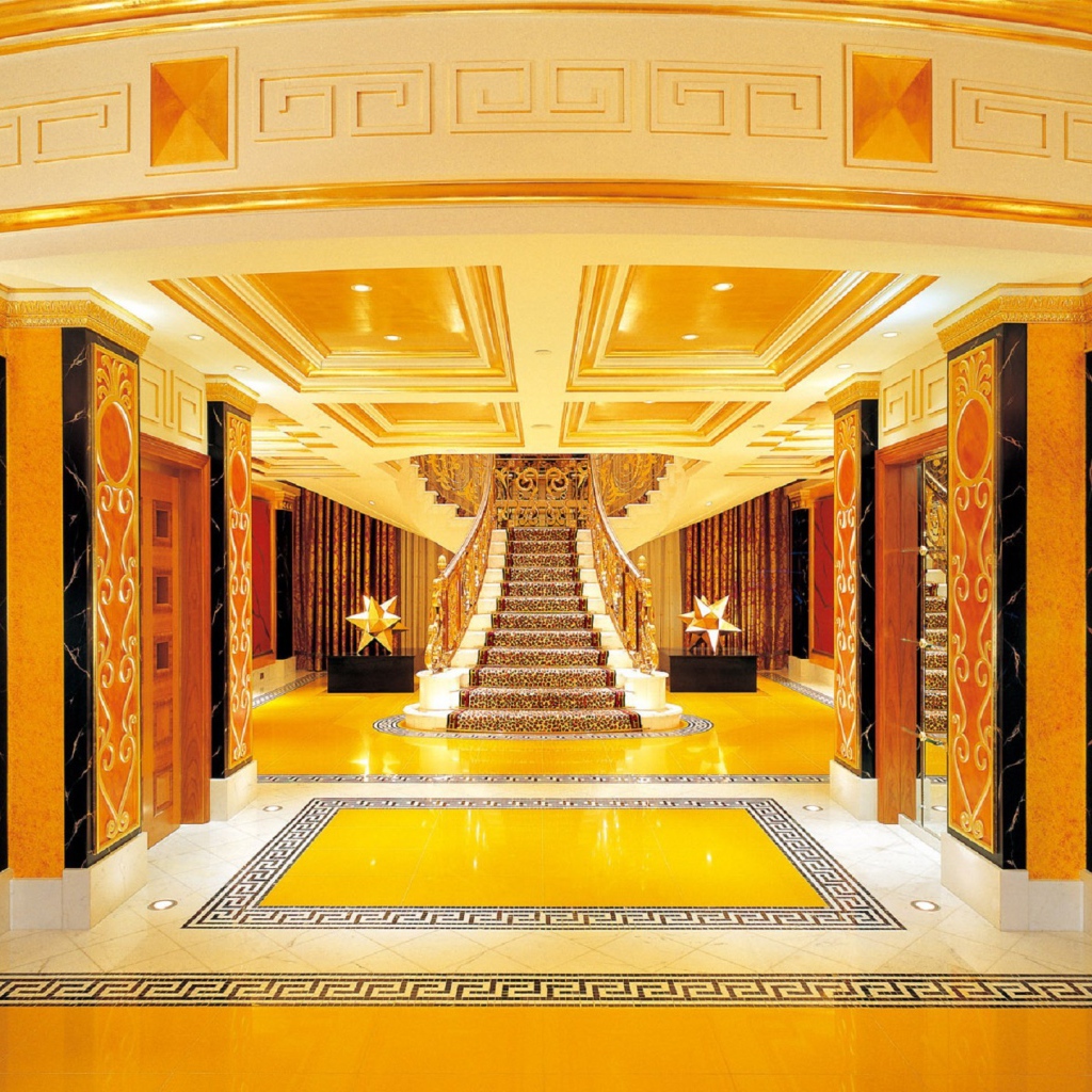 Золотой интерьер дворца с черными элементами