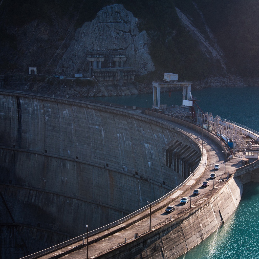 Плотина гидроэлектростанции в горах