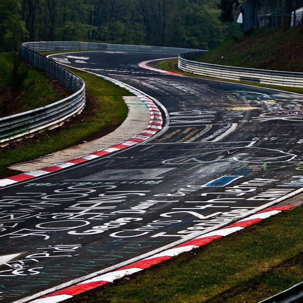Надписи на асфальте гоночного трека