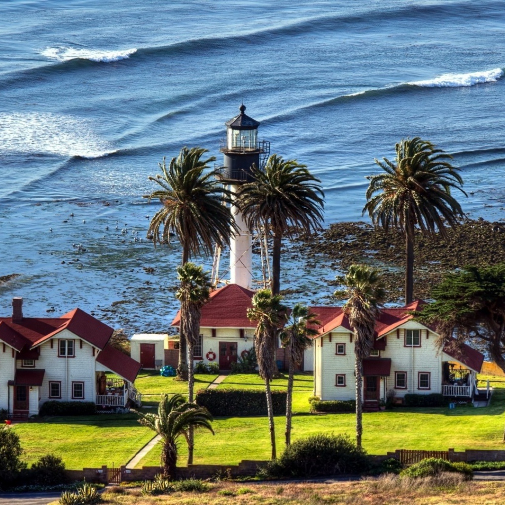 Маяк под пальмами на берегу моря