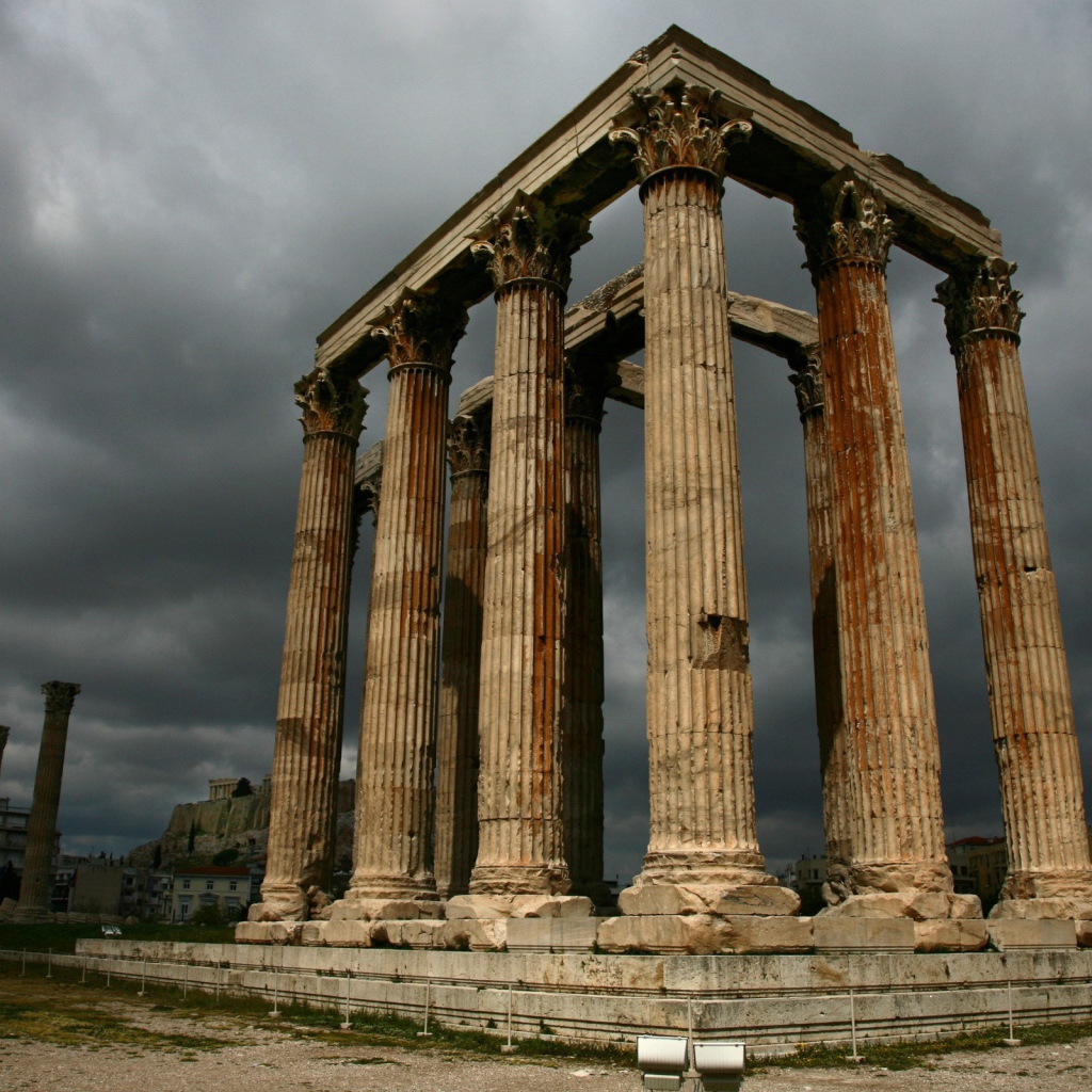 Остатки колонн древнего храма