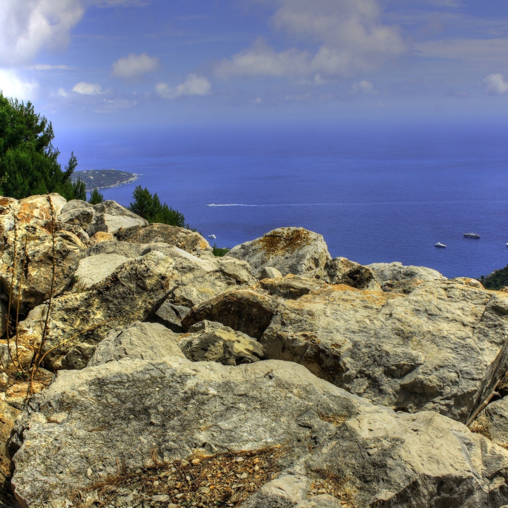 Скалистый берег Средиземного моря