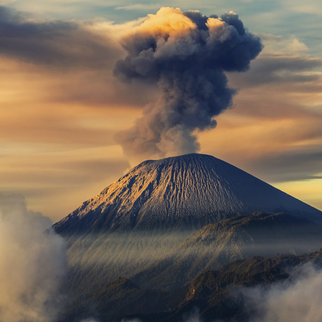 Семеру - самый высокий вулкан на острове Ява в Индонезии