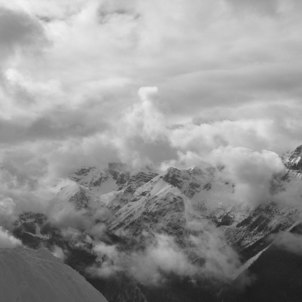 Катание на сноуборде в горах над облаками