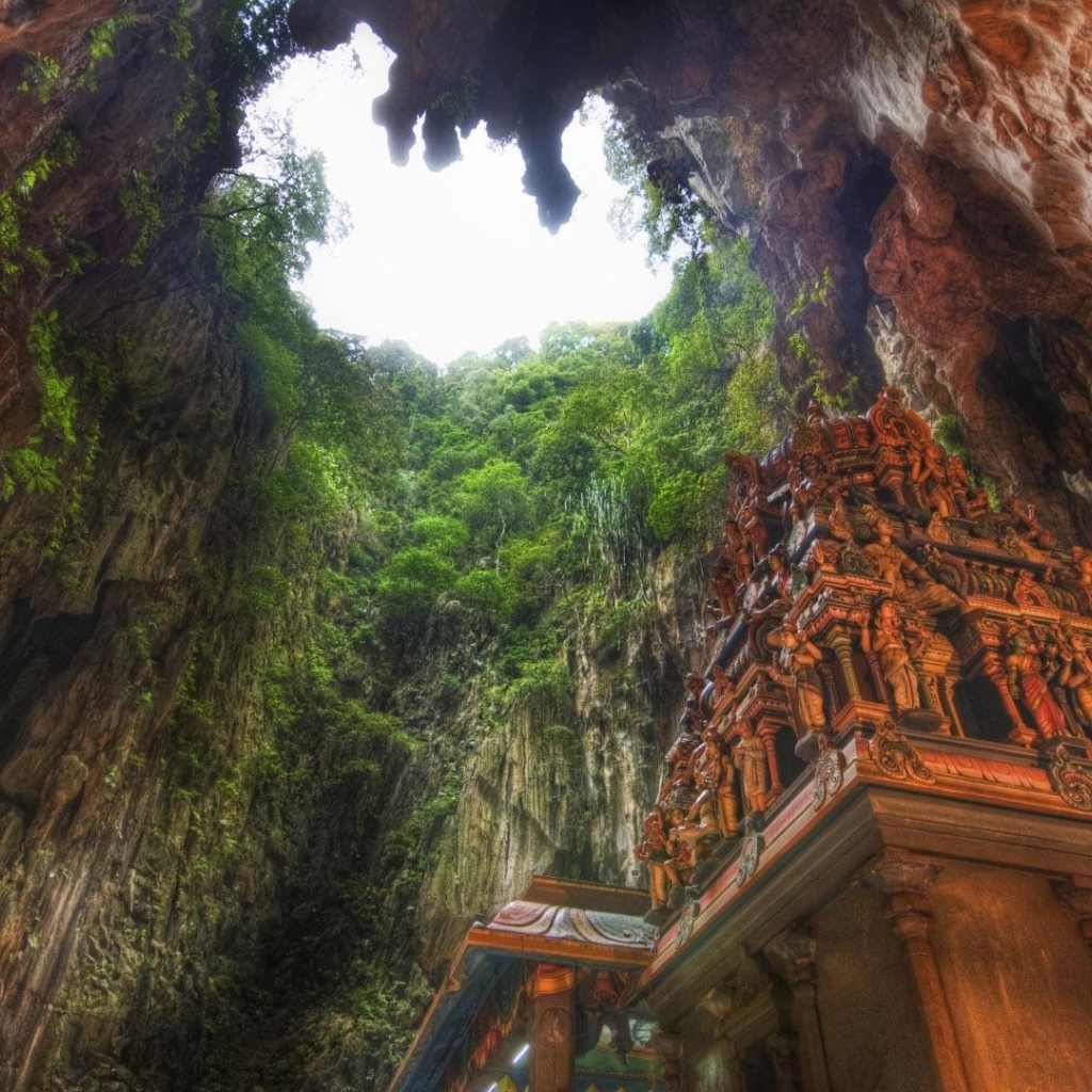 Каменное строение в пещере