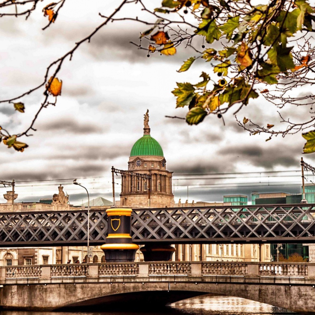 Мост на фоне храма, HDR фото