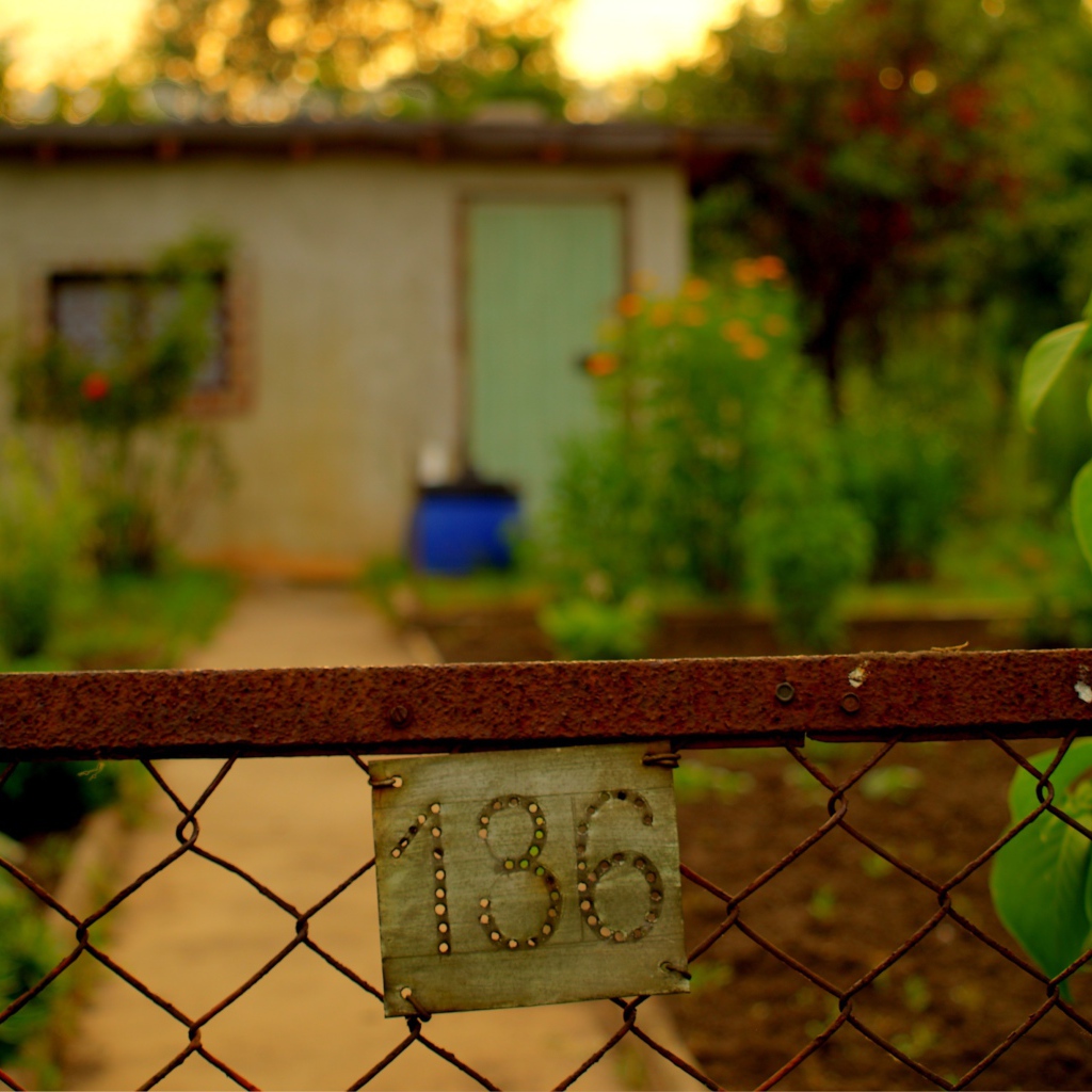 Номерной знак на калитке