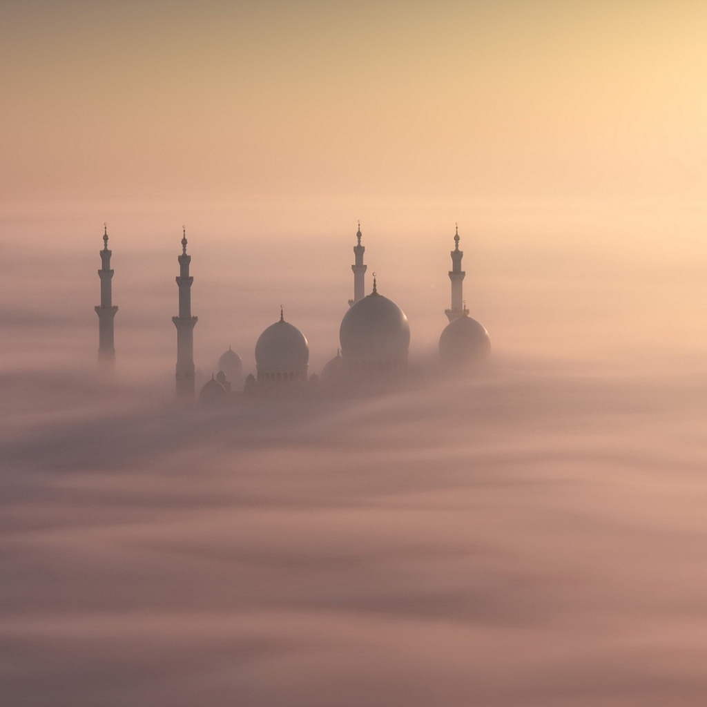 Минареты мечети выглядывают из тумана