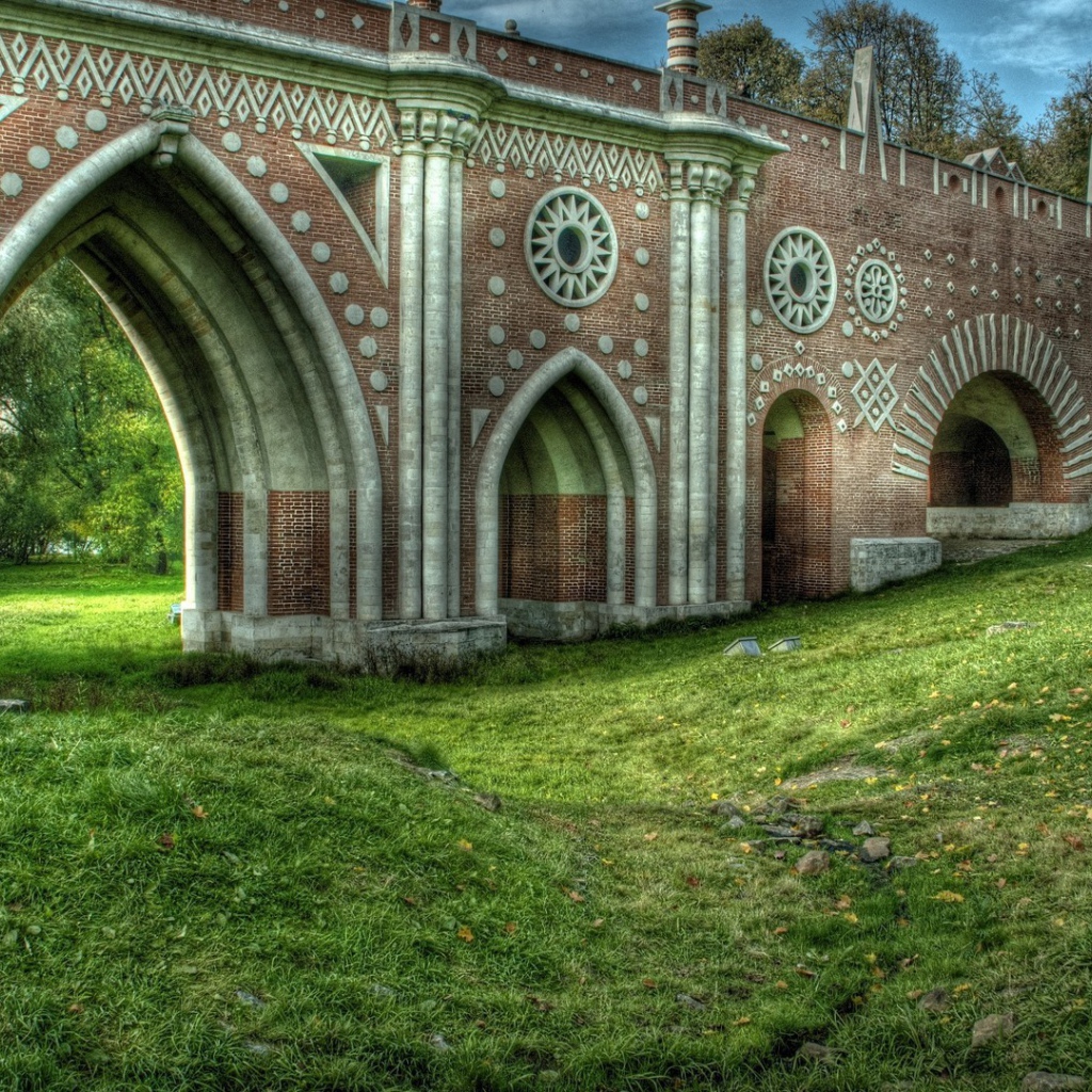 Старинный мост над оврагом, фото HDR