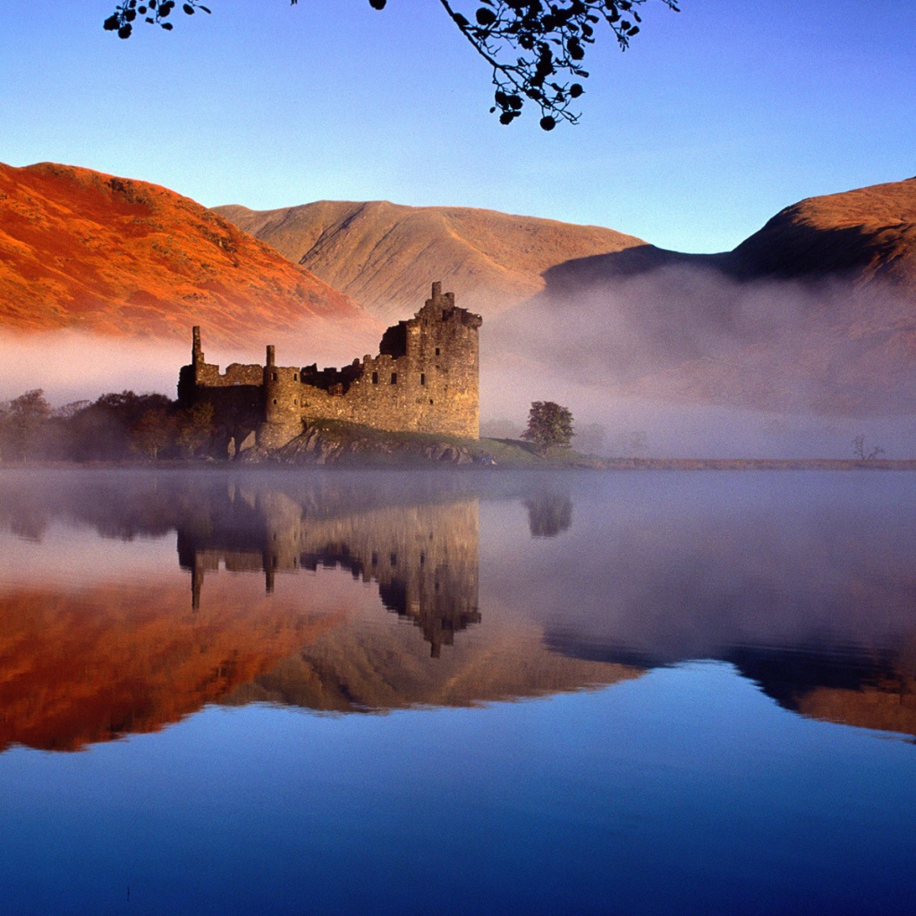 Руины замка на берегу туманного озера